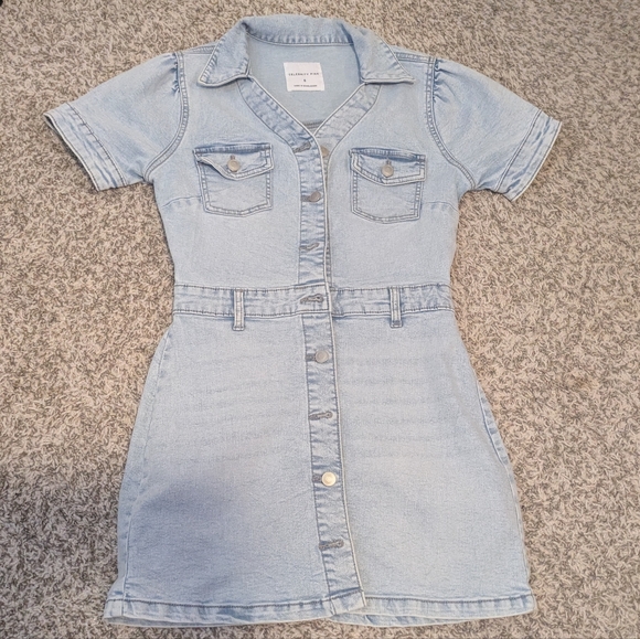 Denim Short Sleeve Dress With Front And Back Pockets - Picture 2 of 7